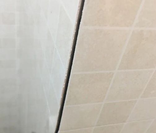 睢阳瓷砖空鼓维修公司分享阳台瓷砖脱落的修复过程可以分为以下几个步骤
