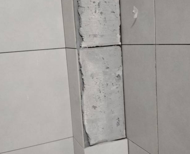 睢阳瓷砖空鼓维修公司分享下瓷砖施工前基层浇水润湿程度不足，可能导致以下问题