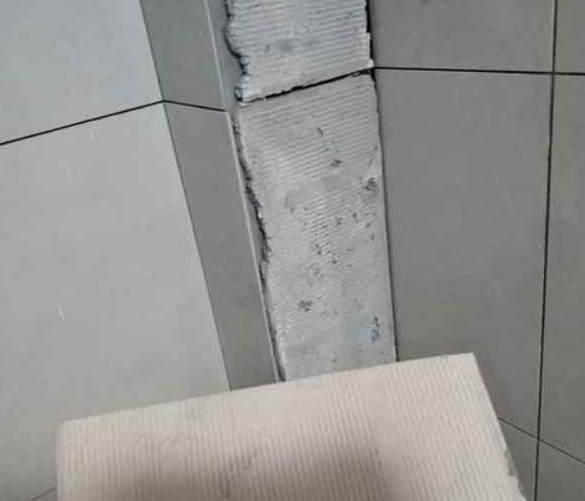 睢阳瓷砖空鼓维修公司分享下厨房瓷砖脱落的补救措施。